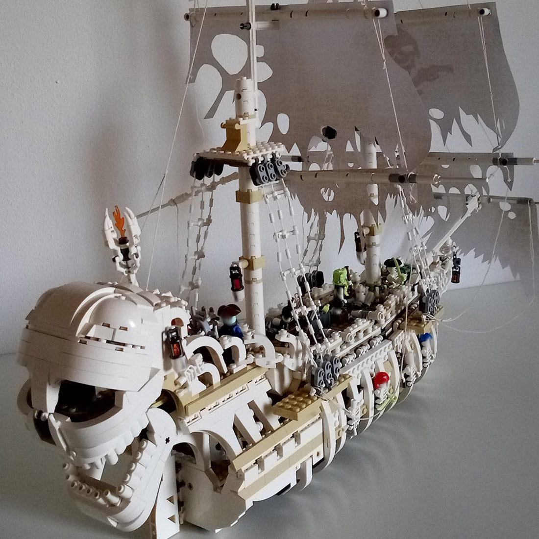 MOC-110420 The Terrifying Charon's Chest Pirate Ship Building Blocks Set (2417PCS) - cubertime