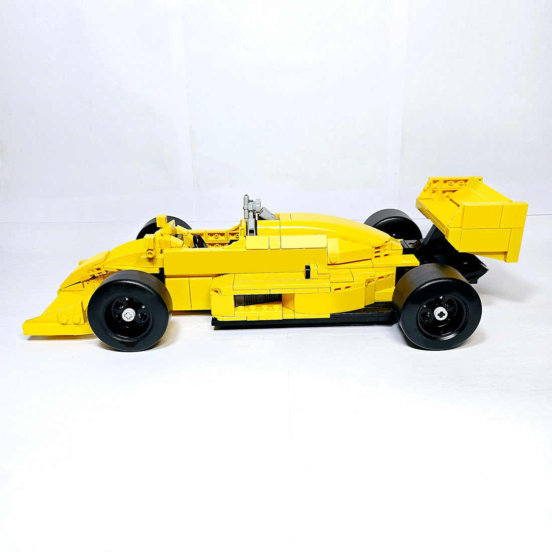 MOC-220329 1/16 Scale Lotus 99T 1987 F1 Race Car Model Building Blocks Set(738PCS/Yellow) - cubertime