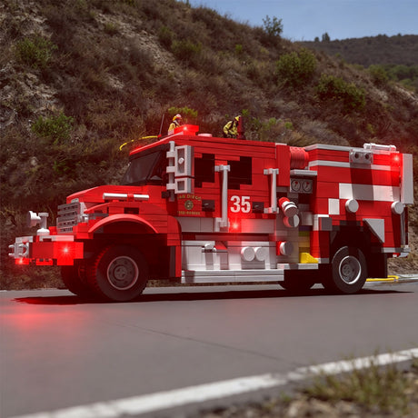 MOC-266282 2017 Type III Off-Road Fire Truck Building Block Model with Onboard Water Tank, Rooftop Equipment, Side Tool Storage and Large Tires, Emergency Response Vehicle Collectible(734PCS) - cubertime